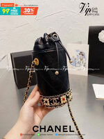 VIP 】CHANEL mini bucket bag น้องคนสวยมาใหม่จ้า รุ่นใหม่กริ๊บ!!ละมุนคุณหนูต้องมาแล้วแหละ กระเป๋าทรงถังไซส์มินิ ใช้งานง่ายด้วยการรูดหนังปิดรอบปากกระเป๋า ทุกอย่างลงตัวที่สุด!! น่ารักมากๆ หนังลายคลาสสิคแต่งมุกอะไหล่ทองขอบล่าง เปิดแบบหูรูด มาพร้อมสายสะพายนาวคร