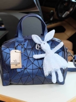 สีเข้าใหม่รุ่น หายากคะ 👍ทรง speedy ขายดี น่ารักมาก 3 สี น่ารักมากรับประกันเลยค่า พร้อมกระต่าย polka dot เข้า set เลิศคะ กระเป๋า จากแบรนด์ David Jones กระเป๋าสะพายข้างดีไซน์เกร๋มาก สีสวยหรูมาก ขนาดกะลังดีเลย น้ำหนังเบามากคะ ภายในมีช่องเก็บของจุกจิก