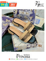 พร้อมส่ง Dior Sandals รองเท้าแตะดิออ รองเท้าส้นเตี้ย เสริมส้น งานคัดเกรดคุณภาพทอละเอียด ปั้มแบรนด์ พื้นยางกันลื่นอย่างดี กระชับเท้า ใส่สบายเดินได้นาน ไม่เจ็บไม่บีบเท้า สวยเกินราคา ภาพถ่ายจากงานจริง สวยตรงปกค่ะ