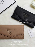 GUESS REDDING LOGO-DEBOSSED SLIM WALLET กระเป๋าสตางค์ใบยาวแบบพับสามตอนหนังคาเวียร์สลับลายนูน ด้านหน้าประดับโลโก้แบรนด์สามเหลี่ยมสีทอง ด้านหลังมี 1 ช่องซิป เปิดปิดด้วยกระดุม ภายในมีช่องใส่บัตรหลายช่อง เหมาะสำหรับสาวๆที่ชอบพกบัตรเยอะๆ ใบเดียวเอาอยู่จ้า