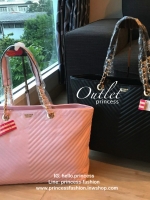 Victoria’s Secret Quileted Tote Bag กระเป๋าถือหรือสะพายลายหนังแกะสังเคราะห์อยู่ทรงสวย ดีไซน์ลายริ้วเป็นตัววี ด้านหน้าประดับด้วยโลโก้อะไหล่ทอง เปิดปิดด้วยซิปเดียว ภายในมีช่องโล่งและช่องเล็กไว้แบ่งเก็บของ ใส่หนังสือ เอกสาร A4 Notebook ipad กระเป๋าสตางค์ ของ
