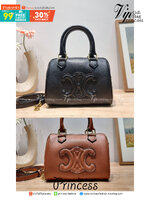 CELINE SMALL BOSTON CUIR TRIOMPHE IN SMOOTH LEATHER ฮิตมากกับสุดยอดความคลาสสิค ในรูปทรงสวย กับกระเป๋าสะพายทรงหมอน กะทัดรัด ขนาดกำลังดี ใช้งานสะดวก วัสดุหนังผิวเรียบ สวยคม