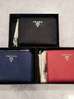New Color•• รุ่นที่รอคอยสำหรับสาวๆที่ชอบ กปต.สั้น ก็มาแล้วค้า กับ Prada Short Saffiano wallet กระเป๋าสตางค์สั้น ขนาดกะทัดรัด เปิดปิดด้วยซิป อะไหล่ทอง ปั้มแบรนด์ ทั้งใบ **จุดเด่น มีช่องใส่รูปถ่าย ใส่บัตรได้หลายช่อง ด้านในมีช่องซิปแยกอีก1ช่องค้า อีกหนึ่งไอเ