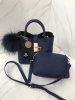 สีใหม่ Royal Navy พร้อมส่งละค่า • KEEP LALA BAG • พร้อมส่ง 2 ขนาด ตามการใช้งาน 👑สวย หรู เวอร์วัง อีกแล้วค่า กับกระเป๋า 2 in 1 ปรับเก็บทรง ได้ถึง 2 แบบ มาพร้อมพวงกุญแจ ปอมปอม ฟรุ้งฟริ้ง น่ารักมาก คะ ตัวกระเป๋าเป็นหนังเนื้อดีที่สุด เนื้อนิ่ม ลายหนัง