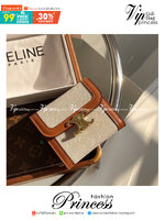 CELINE SHORT WALLET กระเป๋าสตางค์ซีลีนใบสั้น สวยหรูอยู่ทรงมีโลโก้ด้านหน้าเปิดปิดด้วยฝาพับกระดุมแม่เหล็ก ภายในมีช่องแบ่งหลายช่อง มีช่องใส่บัตรหลายช่อง มีช่องใส่เหรียญ ช่องใส่ธนบัตร ใส่แบงก์พันได้เยอะเหมือนกระเป๋าสตางค์ยาว ไอเท็มแนะนำพร้อมส่งที่ไทยในราคาสุด