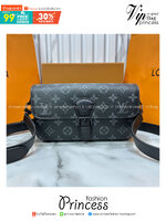 ORI หนังแท้ | LV Montsouris crossbody bag Monogram Eclipse Canvas 22cm กระเป๋าสะพายทรงแมสเซ็นเจอร์ไซส์เล็ก สไตน์กระเป๋าสตางค์แบบสะพาย ดีไซน์ใหม่ทรงยาวล้ำสมัยประดับบัคเคิลสัญลักษณ์เมซงพร้อมแถบแม่เหล็กด้านหน้า สุดไอคอนิก