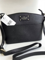 Kate Spade New York Mini Cross Body Bag กระเป๋าถือหรือสะพายหนัง Saffiano สวยหรูอยู่ทรงสไตล์ PRADA ด้านหน้าประดับโลโก้สีทองสวยไฮโซ มาพร้อมสายสะพายยาวปรับได้ ภายในมีช่องซิปและช่องเล็ก ซับในอย่างดีสกรีนลายตามแบบฉบับของแบรนด์ภายในกว้างจุใส่กระเป๋าสตางค์ใบยาวข