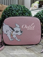 DISNEY X COACH Crossbody Bag 2019 New collection & Limited collection กระเป๋าสะพายขนาดกำลังน่ารัก วางอยู่ทรง วัสดุหนัง ลายตัวการ์ตูน Disney 3 charactors เปิดปิดด้วยซิป ภายในโล่ง ใส่ wallet ยาว มือถือได้ทุกรุ่นมีช่องเล็ก และช่องซิป พร้อมสายสะพายยาว ถอด ปรั