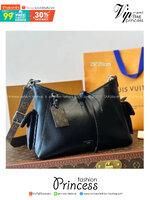 LV CarryAll Cargo Vibe PM กระเป๋าทรงโท้ทดีไซน์ใหม่ สีดำสุดคลาสสิก สายสะพายลายโมโนแกรมตัดสีกันได้อย่างลงตัว ตอบโจทย์ได้ทุกลุค ทุกสไตล์ อัพลุคเลิศ ภายในโล่งกว้าง จุของให้สาวๆได้เยอะ รับรองความประทับใจ