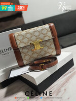 CELINE WOC BAG VIP GIFT WITH PURCHASE (GWP) พรีเมี่ยมกิ๊ฟ Limited Edition จาก PERFUME DUTYFREE COUNTER กระเป๋าทรง CROSSBODY วัสดุหนังทั้งใบตกแต่งขอบสีน้ำตาล ด้านในเปิดปิดด้วยปุ่มบีบโลโก้แบรนด์ มีช่องของโล่งกว้าง พร้อมช่องซิปอีกช่อง มาพร้อมสายสะพายหนังถอดแ