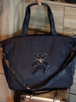 งานพรีเมี่ยมกิ้ฟ จากเคาเตอร์ต่างประเทศคะ 🐼รุ่น Limited edition ค่า ได้ กระเป๋าอเนกประสงค์ ทรง TOTE จากแบรนด์ PRADA มาค่า เป็น กระเป๋าผ้าไนล่อน ตามแบบฉบับของแบรนด์เลย ใบนี้มีสายยาวให้คะ เลิศมาก สะพายเป็น shoulder bag หรือ ถือได้คะ ใช้ได้2ด้าน ด้านน