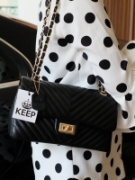 นค้าเข้าใหม่ งาน Best Seller 🛍ทางร้าน ได้กระเป๋า จากแบรนด์ KEEP รุ่น KEEP shoulder chevron chain handbag สวย หรู มากๆ เลยน๊า กระเป๋าอยู่ทรง #หนังแกะนิ่มมากคะ สายโซ่สะพายสบายคะ สายปรับ สั้น ยาวได้คะ ภายในสีแดง มีช่องใส่ของจิกจิงหลายช่องแบ่งเก็บของเ
