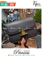 VIP 🥂 CELINE CLASSIQUE TRIOMPHE BAG IN SHINY CALFSKIN ไอเท็มสุดคลาสสิค ที่ขาดไม่ได้ กระเป๋าสะพายทรงสวยคลาสสิค แฝงความผู้ดี ที่ใช้ได้ทั้งชายหญิง วัสดุหนังแท้ เปิด-ปิดด้วยตัวกดล็อค สะดวกใช้มาก ภายในเป็นช่องโล่ง เก็บของได้เป็นสัดส่วน และยังมีช่องซิปใ