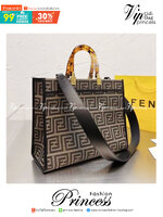 FENDI Sunshine Medium Shopper Tote / FENDI Shopping Shoulder Bag กระเป๋าสะพายทรง shopping ใบใหญ่จุใจ!! ลายกราฟฟิกมาใหม่ดีไซน์คลาสสิควินเทจ สวยหรู ภายในโล่งกว้างมากๆ ใส่ของจุสุดๆ