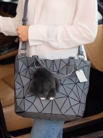 Metal grey Tone สีสุด classic ที่ แมทช์กับชุดง่ายมาก แถมยังลาย Limited edition หายาก ❤️ปรับทรงได้ 2 แบบ น่ารักมาก ค่า กระเป๋า จากแบรนด์ David Jones กระเป๋าสะพายข้างดีไซน์เกร๋มาก สีสวยหรูมาก ขนาดกะลังดีเลย น้ำหนังเบามากคะ ภายในมีช่องเก็บของจุกจิกได้