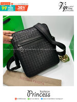 BOTTEGA Messenger Bag กระเป๋าสะพายเมสเซนเจอร์ ดีไซส์สานเป็นเอกลักษณ์ everyday look เอาใจหนุ่มๆ สวยเท่คลาสสิก เกรดออริ 1:1 ใช้งานต่างประเทศได้
