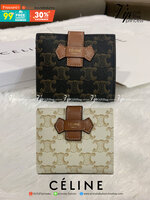 CELINE SHORT WALLET VIP GIFT WITH PURCHASE (GWP) พรีเมี่ยมกิ๊ฟ Limited จาก CELINE HAUTE PARFUME DUTYFREE COUNTER วัสดุ Triomphe Canvas หนังสวยอยู่ทรง ประดับโลโก้แบรนด์ที่ด้านหน้า ขนาดกำลังดี จับถนัดมือ เปิด-ปิดฝาพับกระดุม ภายในมีช่องแบ่งหลายช่อง มีช่องใส่