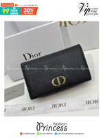 DIOR WALLET รุ่นใหม่ล่าสุด! กระเป๋าสตางค์ใบกลาง รับทรัพย์ จากแบรนด์ DIOR หนังสวยหรู ตกแต่งกิมมิคด้วยตัวห้อย D ด้านหน้า