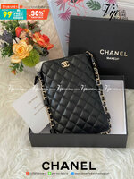 CHANEL CC PHONE HOLDER CROSSBODY BAG ในวันที่ต้องการความคล่องตัว เราสามารถหยิบกระเป๋าใส่โทรศัพท์ประเภทนี้เพื่อใส่เพียงแค่โทรศัพท์ เงิน และของสำคัญชิ้นเล็ก ๆ ได้เลย โดยไม่ต้องพกกระเป๋าใบใหญ่ ๆ ไปให้เกะกะ แถมยังดูเป็นแฟชั่นที่ทันสมัยอีกด้วย หนังนิ่ม มีความโ