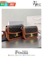 CELINE TEEN TRIOMPHE BAG in Triomphe Canvas กระเป๋าสะพายรูปทรงสี่เหลี่ยมพิมพ์ลายแบรนด์ รุ่นฮอตฮิตของเหล่าดาราและเซเลบทั้งหลาย ดีไซต์เรียบหรู สีดำคลาสสิกอะไหล่ทอง เป็นอีกใบที่เรียบหรูดูแพงที่สุดค่ะ