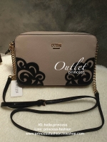 กระเป๋าสะพายข้าง guess ทรงสวย ด้านหน้าติดโลโก้แบรนด์ ลายสวยงาม สายยาวตัดแต่งโซ่และหนัง สามารถปรับความยาวได้ ตัวจับซิป มีกุญแจตีแบรนด์เพิ่มความโก้หรู ซิปเปิดง่าย ด้านในมีช่องซิป และช่องเสียบบัตร ติดโลโก้แบรนด์ บุผ้าแบรนด์ทั้งใบ สวย คุ้มราคา