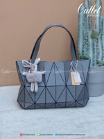 ทรงสุดฮิตจากแบรนด์ David Jones ใบนี้ มาพร้อมกับน้องหมี สีเข้า set กับกระเป๋าคะ