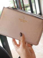 กระเป๋าคล้องมืองานแฟชั่น♤ กับวันสบายๆ ต้องยกให้ใบนี้เลย **งานดีย์ KATE SPADE NEW YORK CLUTH BAG กระเป๋าคลัชรุ่นยอดนิยมหนัง Saffiano พร้อมสายคล้องมือสวยหรูสไตล์ PRADA ด้านหน้าประดับโลโก้แบรนด์สีทอง เปิดปิดด้วยซิปสะดวกใช้ สามารถใส่ธนบัตร บัตรเครดิต เ