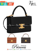 Celine Triomphe shoulder handbag Bag / Celine box triomphe in Natural Calfskin Tan กระเป๋าสะพายเรียบหรูและดูทันสมัยใบนี้ออกมา ให้คุณเลือกสะพายในชีวิตประจำวันเข้ากับการแต่งตัวสบาย ๆ หรือถอดสายถืงออกงานปาร์ตี้สังสรรค์ ก็ช่วยให้คุณดูโดดเด่นได้เช่นกัน นอกจากน