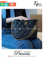 Chanel 22s small hobo bag black caviar / CHANEL VIP GIFT CAVIER BAG กระเป๋าทรงสะพายข้าง ที่กำลังมาแรงมาในตอนนี้ ตัวกระเป๋าเป็นหนังลายคาเวียร์สวยหรูมาก อะไหล่ทองวินเทจทั้งใบ ด้านหน้าประดับโลโก้แบรนด์ เปิดปิดด้วยตัวหมุนล้อค ด้านในใส่กระเป๋าสตางค์ได้ถึงใบยาว