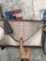 มาตามคำเรียกร้องคะสำหรับ size นี้ รอบนี้ ได้ ของ KEEP BRAND มาคะ รับรองความสวย 😍กระเป๋า KEEP Doratry shoulder &clutch bag ตัวกระเป๋าผลิตจากหนังแกะเทียม ตัดกับ ลายงู ลายหนังชัดเจน สวย อะไหล่ทองเพิ่มความหรูให้กับกระเป๋าสุดๆคะ 🌵จุดเด่นคือ สาม