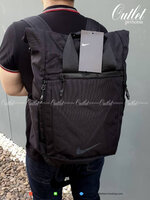 กระเป๋าเป้ใบใหญ่ Nike อะไหล่สีดำด้านหน้ามีโลโก้แบรนด์สีดำทั้งใบ ด้านหน้ามีช่องซิปใหญ่จุของได้เยอะมาก