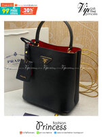 22cm Medium Prada Panier Saffiano Leather Bag / PRADA Saffiano Bucket Bag กระเป๋าสะพายทรง bucket ไซส์ใหญ่ ตอบโจทย์กับไลฟ์สไตล์คนรุ่นใหม่ที่ชอบพกพาของเยอะ ภายในโล่งกว้าง ใส่ของสำคัญได้เลย รีบจับจองกันน้า ราคาสุดคุ้มแบบนี้ ตำเลย!