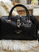 GUESS WOMEN’S SINGNATURE BOWLING BAG กระเป๋าสะพายทรง Bowling รุ่นใหม่จาก GUESS FACTORY หนังนิ่มสวยหรูอยู่ทรงปั้ม SINGNATURE BRAND รอบใบโดดเด่น ใบใหญ่กำลังดี น้ำหนักเบา ด้านหน้าประดับโลโก้ หูหิ้วเเข็งแรงพับลงได้ เปิดปิดด้วยซิปคู่สะดวกใช้ หัวซิปแบรนด์ ภายใน