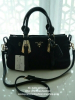 กระเป๋าสะพายทรง Handbag จากงานพรีเมี่ยมกิ้ฟ แบรนด์ PRADA ของแท้100% เป็นกระเป๋าผ้า Nylon สลับหนัง PU จุของได้เยอะ สะพายไหล่ได้ เปิดปิดด้วยซิป ถือก็สวยๆ มีสายยาวค่ะ ใช้แล้วสวยมากๆคุ้มเกินราคารับประกัน รีบช้อปก่อนหมดน้าาา Don't miss เลยค้าาา