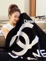 Chanel Blanket Gift ผ้าห่ม Chanel ขนาดกำลังดี พกพาสะดวก VIP. gift จาก chabel เนื้อผ้าสำลีหนานุ่ม ทูโทนขาวดำ คลาสสิก signature แบรนด์ ทรงสี่เหลี่ยมผืนผ้า จะใช้เป็นผ้าห่ม, ผ้าคลุม หรือจะมอบเป็นของขวัญก็เหมาะ สวยหรูดูแพงค่ะ