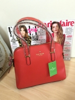 New in !!!! Kate spade new york Bagกลับมาอีกรอบกับรุ่นขายดีค่ะ!!! กระเป๋าถือหรือสะพายข้างทรงฮิต ลายหนังซาฟเฟียโน่สวย ด้านหน้าปั้มโลโก้แบรนด์ เปิดปิดกระเป๋าแบบซิปด้านในโล่งกว้างใส่ของได้จุนะค่ะรุ่นนี้ ภายในกระเป๋ามีช่องซิปและช่องเล้กให้ใส่ของจุกจิกค่ะ. ด้า