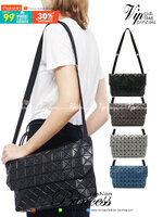 Baobao Issey Miyake Prism Sac ชาวมินิมอลทั้งชายและหญิงต้องถูกใจรุ่นนี้ เพราะ Prism Sac เป็นกระเป๋าแบบ unisex ที่มาพร้อมกับความเรียบง่ายของวัสดุเนื้อแมตต์ แต่ให้ลุคสไตล์เท่แบบคูลๆ โดดเด่นด้วยดีไซน์ที่ออกแบบมาให้ใช้งานที่ง่าย ตอบโจทย์ทุกสถานการณ์ฝาพับแบบเปิ