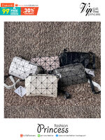 BAOBAO Issey Miyake CARTON GLOSS SHOULDER BAG มาในไซส์ขนาดกะทัดรัด โดดเด่นด้วยดีไซน์อันเป็นเอกลักษณ์ของแบรนด์ ที่สำคัญน้ำหนักเบา