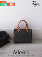 CELINE MINI CROSSBODY BAG VIP วัสดุ Triomphe Canvas สวยอยู่ทรงดีไซน์ยอดนิยมทรง Speedy ไม่มีเอ้าท์ค่ะ เปิดปิดด้วยซิปแบรนด์อะไหล่ทอง ใส่กระเป๋าสตางค์ มือถือ ของจุกจิกได้เยอะ หูจับแข็งแรงพับลงได้ พร้อมสายหนังยาวปรับระดับได้ถอดได้ อะไหล่แบรนด์สีทองหรูมีโลโก้ 