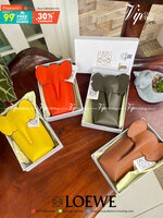 Loewe Leather Elephant Phone Holder แบรนด์หรูจากประเทศสเปนอย่าง โลเอเว่ (LOEWE) หลายๆคนคงนึกถึงกระเป๋ารูปทรงช้างขนาดเล็ก ที่เป็นเหมือนหนึ่งในซิกเนเจอร์ของแบรนด์ มีทั้งแบบสะพายข้าง แบบถือ รวมไปถึงในแบบเครื่องหนังชิ้นเล็กอย่างกระเป๋าใส่มือถือรุ่นนี้ ผลิตจาก