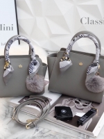 รุ่นขายดีตลอดกาล กระเป๋าหนัง saffiano สวยมากๆค่า รุ่น KEEP Infinite office bag สวย น่ารัก ขนาดตอบทุกโจทย์การใช้งาน เห็นแล้ว **หลงรักเลยคะ 🌲ตัวกระเป๋าขนาดกำลังดีหนังsaffiano ลายสวยที่สำคัญ ดูแลรักษาง่าย ประดับด้วยผ้าพันหูกระเป๋ารุ่นพิเศษ ทำให้กระเป