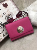 New in !!! รุ่นหายาก Kate spade new york crossbody bag พร้อมส่งค่ะ กระเป๋าสะพายข้างแบบครอสบอร์ดี้ วัสดุหนังซาฟเฟียโน่ ทรงเก๋ เปิดปิดกระเป๋าแบบตัวล็อคอะไหล่แบรนด์ทองหรูมากๆ ด้านในโล่ง ใส่มือถือ i6,6splus,7,7plus,8,plus,iX,สมุดธนาคาร บอกเลยได้เยอะจ้าา มีช่อ