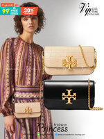 Tory Burch Eleanor Crocodile-Embossed Phone Crossbody Bag จุดเด่นของรุ่นนี้คือดีไซน์ออกมาในสไตล์คลาสสิกที่มาพร้อมกับฮาร์ดแวร์ที่ทำจากวัสดุทองเหลืองและสายสะพายโซ่เกลียวสีทอง ซึ่งการออกแบบได้รับแรงบันดาลใจมาจากเครื่องประดับ รูปทรงกะทัดรัดจึงสามารถสะพายใช้งา