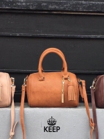 รุ่นใหม่ล่าสุด จากแบรนด์ KEEP ขนาด มินิ หนังลายสวยมากคะ ขนาดตอบทุกโจทย์การใช้งาน เห็นแล้ว #หลงรักเลยคะ ตัวกระเป๋าขนาดกำลังดี จุของคุ้ม น้ำหนักเบา ดูแลรักษา ตกแต่งด้วยพู่ ทำให้กระเป๋าน่ารักสุดๆ พร้อมสายสะพายยาว ภายในมีช่องซิป และช่องใส่ของจุกจิก 2 ด้าน เลย