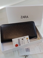 Restock! กระเป๋าสตางค์ยาว ZARA กระเป๋าสตางค์ใบยาวซิปรอบจาก ZARA Outlet หนังสีดำ ลายสวยไม่เหมือนใคร หนังนิ่มมือ ภายในมีโลโกอะไหล่ทอง มีช่องใส่บัตรหลายช่อง ใส่แบงค์ เหรียญ ได้ค่ะ ดีไซด์เรียบหรูหรือจะซื้อเป็นของขวัญ ใบนี้แนะนำเลยคะ!