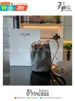 CELINE SMALL DRAWSTRING BAG IN TRIOMPHE ในรุ่นนี้ได้รับคำชื่นชมจากแฟชั่นกูรูทั้งหลาย เนื่องจากมีรูปทรงที่สุดแสนจะเรียบง่าย มีช่องใส่ของที่กว้าง ตัวกระเป๋าเป็นแบบหูรูด ช่วยให้เปิด-ปิดง่าย สะดวกต่อการใช้งาน