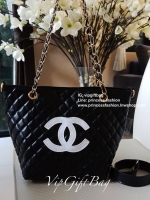 Chanel Tote & Shopping Bag กระเป๋าสะพายทรง Shopping Bag พรีเมี่ยมกิ้ฟ Limited Edition ของแท้ 100% นำเข้าจาก Chanel Perfume Counter ใบใหญ่วัสดุหนัง PU ประดับโลโก้ CC สุดคลาสสิค ซับใน Polyester 100% เปิดปิดด้วยกระดุมแม่เหล็ก จุสุดๆ สามารถใส่เอกสารA4หนังสือ 