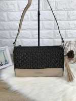 GUESS CROSSBODY BAG กระเป๋ารุ่นนิยม รุ่นนี้สวยเก๋มากๆ มีลายแบรนด์ตัดกับหนังเรียบสวยงาม พร้อมโลโก้แบรนด์สีเงินสวยเด้น มาพร้อมพวงกุญแจหนังเป็นพู่ๆ ประดับข้างๆ เปิดปิดด้วยซิปบน ด้านนายมีช่องใส่โทรศัพท์ และช่องอื่นๆ รุ่นนี้สามารถใส่กระเป๋าเงินใบยาวได้ ของจุกจ