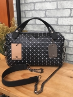 งานแท้ชนช้อป รุ่นใหม่ล่าสุด จากแบรนด์ David Jones สวย น่ารัก ขนาดตอบทุกโจทย์การใช้งาน เห็นแล้ว หลงรักเลยคะ ตัวกระเป๋าขนาดกำลังดี จุของคุ้ม สวยมาก ดูแลรักษาง่าย พร้อมสายสะพายยาว ภายในมีช่องซิป และช่องใส่ของจุกจิก 2 ด้าน เลยค่า ใบจริงสวยมากคะ ถือสะพายได้เลย