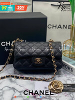 หนังแท้ CHANEL classic 8" black caviar รุ่นยอดนิยมไอเท็มฮิตวัสดุหนังคาเวียร์สวยคลาสสิค ด้านหน้ามีโลโก้แบรนด์อะไหล่ทอง/เงินสวยหรู ภายในสีแดงเบอกันดี้ เป็นใบยอดนิยมของสาวๆ เลยค่าา พร้อมส่งที่ไทยไม่ต้องรอพรีฯ สาวก Chanel Must Have! นะคะ